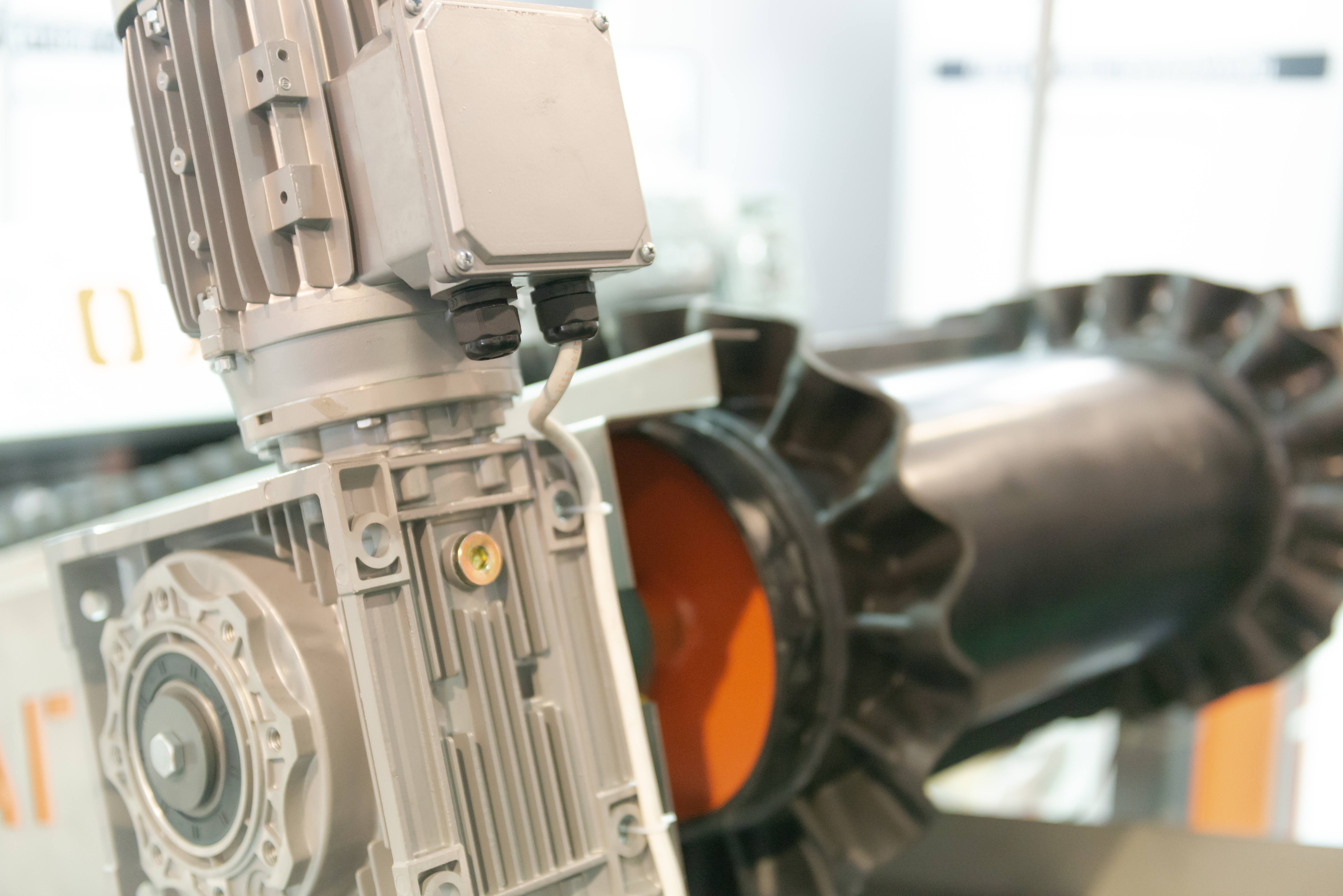 Elektrische und elektronische Bauteile wie Motoren, Servomotoren, Frequenzumrichter | Umrichtertechnik